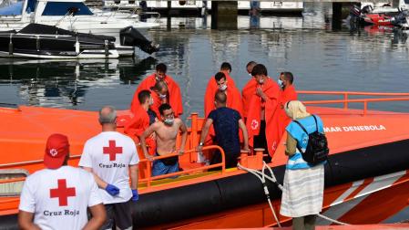 Imagen de archivo del rescate de varios inmigrantes llegados en patera a Gibraltar.