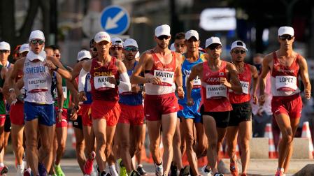 Dos de los marchadores españoles, Alvaro Martín y Miguel Ángel López, en un grupo con otros atletas en la prueba de 20 km marcha de Tokio 2020