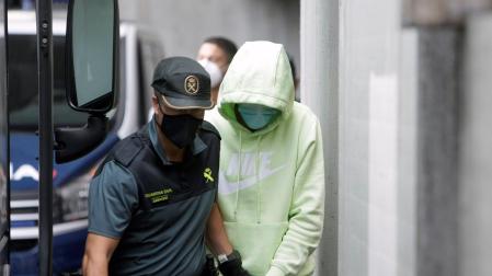 Uno de los tres varones mayores de edad encarcelados como presuntos autores de la agresión que acabó con la vida de Samuel Luiz sale del edificio de los juzgados de A Coruña