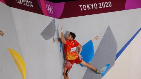 El español Alberto Ginés durante la prueba de escalada en bloque o búlder en los Juegos Olímpicos de Tokio 2020