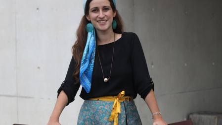 La periodista Lucía Martínez Alcalde, de 32 años, frente al edificio de la Facultad de Comunicación de la UN, donde trabaja