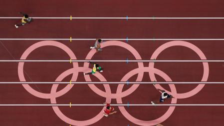 Imagen aérea de la final de 4x100 relevos con el emblema olímpico en la recta final