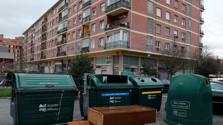 Muebles abandonados junto a un grupo de contenedores, este año en Pamplona