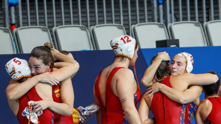 Las jugadoras españolas se lamentan tras perder ante Estados Unidos en la final de waterpolo femenino durante los Juegos Olímpicos de Tokio.