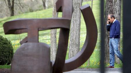 Una de las esculturas que hay en el jardín de Chillida Leku junto a hayas, robles y magnolios