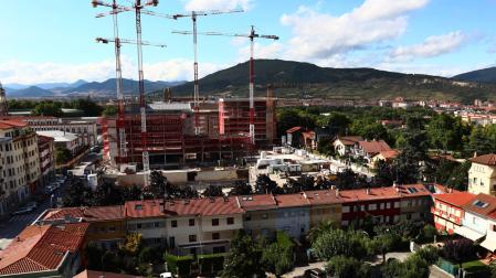 Imagen del avance de las obras desde la avenida Baja Navarra, con las tres primeras torres sumando alturas