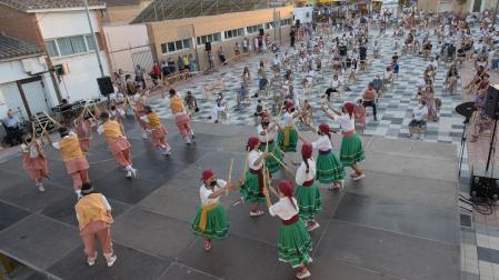 Los integrantes del Grupo de Dantzas Barde-Ribera bailan ante el público que asistió a este espectáculo