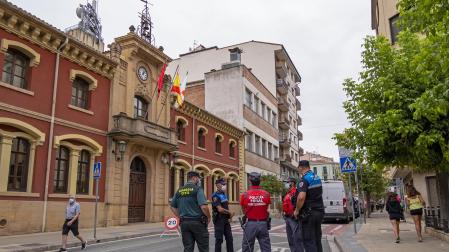Agentes de Policía Local de Estella, Policía Foral y Guardia Civil durante una de las patrullas que realizaron en Estella