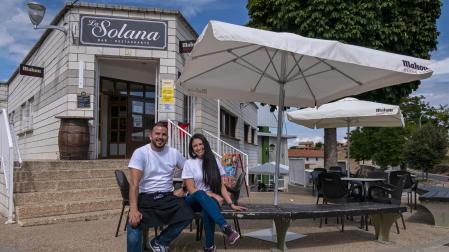 Óscar Javier Sánchez González y su mujer July Paulina Rueda Piedrahita junto al bar