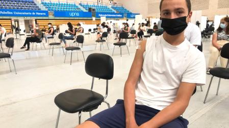 Nikolas Epalza Arnedo, de 13 años, junto a su padre Pablo Epalza Ruiz de Alda en la entrada