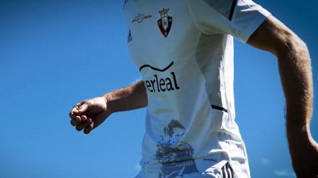 Camiseta especial que lucirá Osasuna en Anfield como homenaje a Michael Robinson