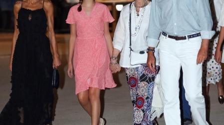 El Rey Felipe VI, la Reina Letizia, la princesa Leonor y la reina Emerita, Doña Sofía disfrutando de una cena familiar en Mallorca.