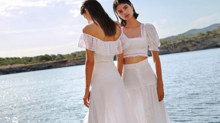 Vestidos muy vaporosos, puntillas, guipures de entramados exclusivos y tejidos nobles como el voile son algunas de las señas de Charo Ruiz Ibiza.