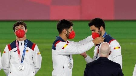 Marco Asensio le entrega a Mikel Merino la medalla de plata