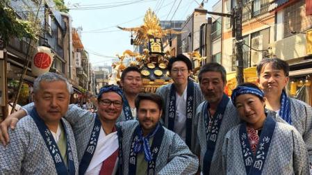 Javier Asenjo, en el centro, fue invitado a una tradición de arraigo en Japón, Mikhosi, “algo así como la Semana Santa en Sevilla y muy poco habitual que inviten a un extranjero a participar”