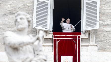 El Papa Francisco rezando ante la Plaza de San Pedro