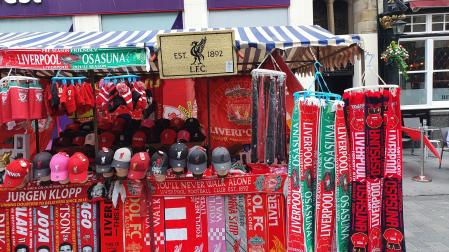 Uno de los lugares de Liverpool donde se venden las bufandas conmemorativas del partido