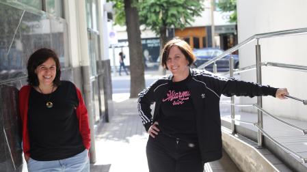 Beatriz de Lucas, técnica de Incidencia de Cear-Euskadi, y Amanda Andrades, periodista y autora del libro, en Pamplona