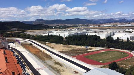 Vista de la zona urbanizada en las inmediaciones del frontón y de la pista de atletismo. Se aprecia el nuevo vial en Cendea de Olza y el que regulará el paso a los bloques
