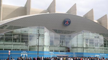 Fans esperan la llegada de Lionel Messi a París ante los rumores del fichaje por el PSG