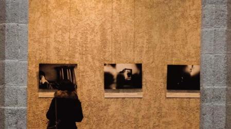 Mujer observa galería de fotografías