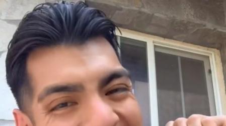 El tiktoker daveyrz realizando el reto de la miel congelada
