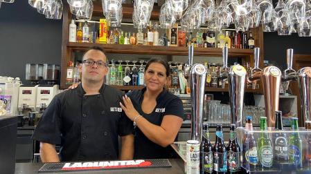 Paulo Roberto Garrido Afornali y Alejandra Bueno Dos Santos, propietarios de Ale´s Beer