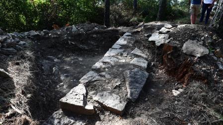 Restos del muro que ha salido tras la excavación y la retirada de varias capas