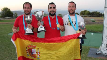 El navarro David Gorricho, izda., junto con el ganador, Mario Fuentes; y el tercero, Antonio Titos