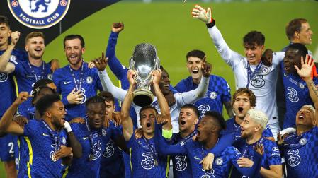 César Azpilicueta, capitán del Chelsea, levanta el trofeo de campeones de la Supercopa de Europa tras derrotar en los penaltis al Villarreal