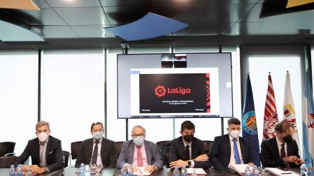 Luis Sabalza, en el centro, durante la Asamblea General Extraordinaria de LaLiga, que ha aprobado este jueves el proyecto de 'LaLiga Impulso'