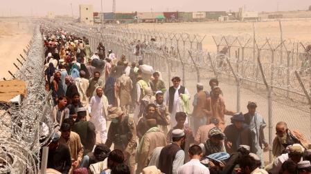 Cientos de personas en la frontera entre Pakistán y Afganistán esperan para cruzar