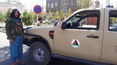 Un militante talibán posa junto a un vehículo de las fuerzas armadas afganas tras la toma de la ciudad de Herat