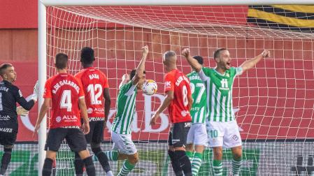 Los jugadores del Betis celebran el tanto de Juanmi, que ponía las tablas en el marcador