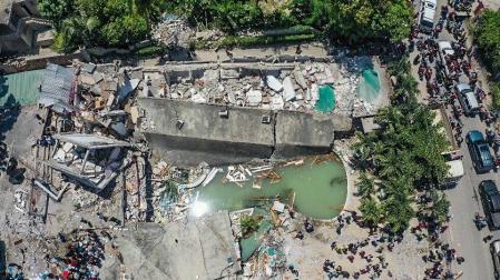 Fotografía desde un dron que muestra los efectos de un seísmo de 7,2 grados hoy, en Los Cayos (Haití)