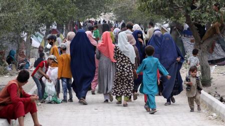 Afganos desplazados de las zonas bajo control talibán buscan refugio en los parques de Kabul