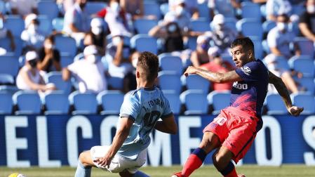 Ángel Correa marca uno de los tantos del Atlético tras superar con su derechazo a Fontás