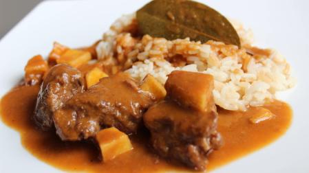 La guarnición de arroz acompaña muy bien a la salsa