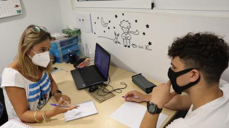 Rosana Díaz González, profesora de la Academia Aula 2, enseñando estrategias de aprendizaje a su alumno Rubén Palma Pérez, de 18 años