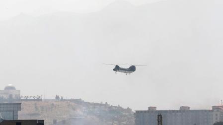 Un helicóptero de transporte militar sobrevuela Kabul