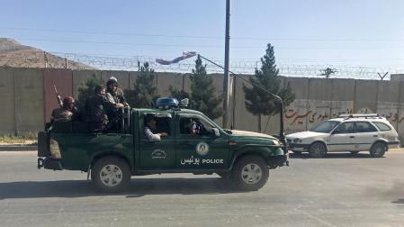 Vehículo con talibanes en Kabul