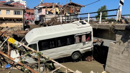 Un vehículo dañado y un edificio parcialmente derrumbado en Turquía