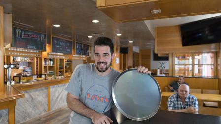 Iker Berrozpe Arilla en el interior de su bar, ‘Curica’, en el centro de Murchante