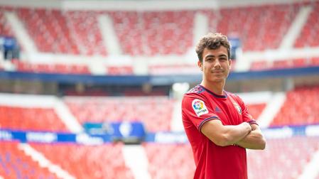 Manu Sánchez posa con la camiseta rojilla este martes en el estadio de El Sadar