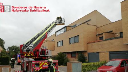 El camión escala atendiendo el fuego en loa terraza de una vivienda en Mutlva