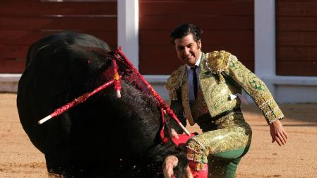 El diestro Morante de la Puebla con su primer toro en Gijón