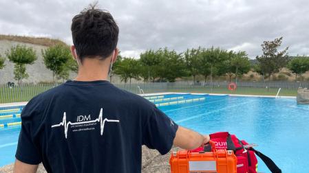 Miembro de IDM Medical con equipo de desfribilador