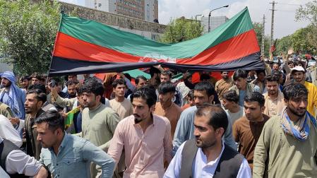 Ciudadanos de Kabul llevan la bandera tricolor de Afganistán en protesta del intento de cambio de bandera y de la celebración del dia de la Independencia de Afganistán