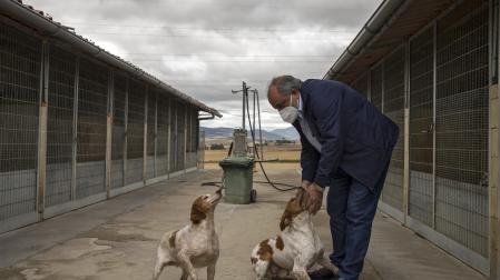 Bernardo Ibarrola Ripodas junto a sus perros en la Guardería Canina en Zizur Mayor