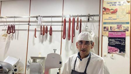 José Javier Ibero Pérez, en su carnicería de Noáin